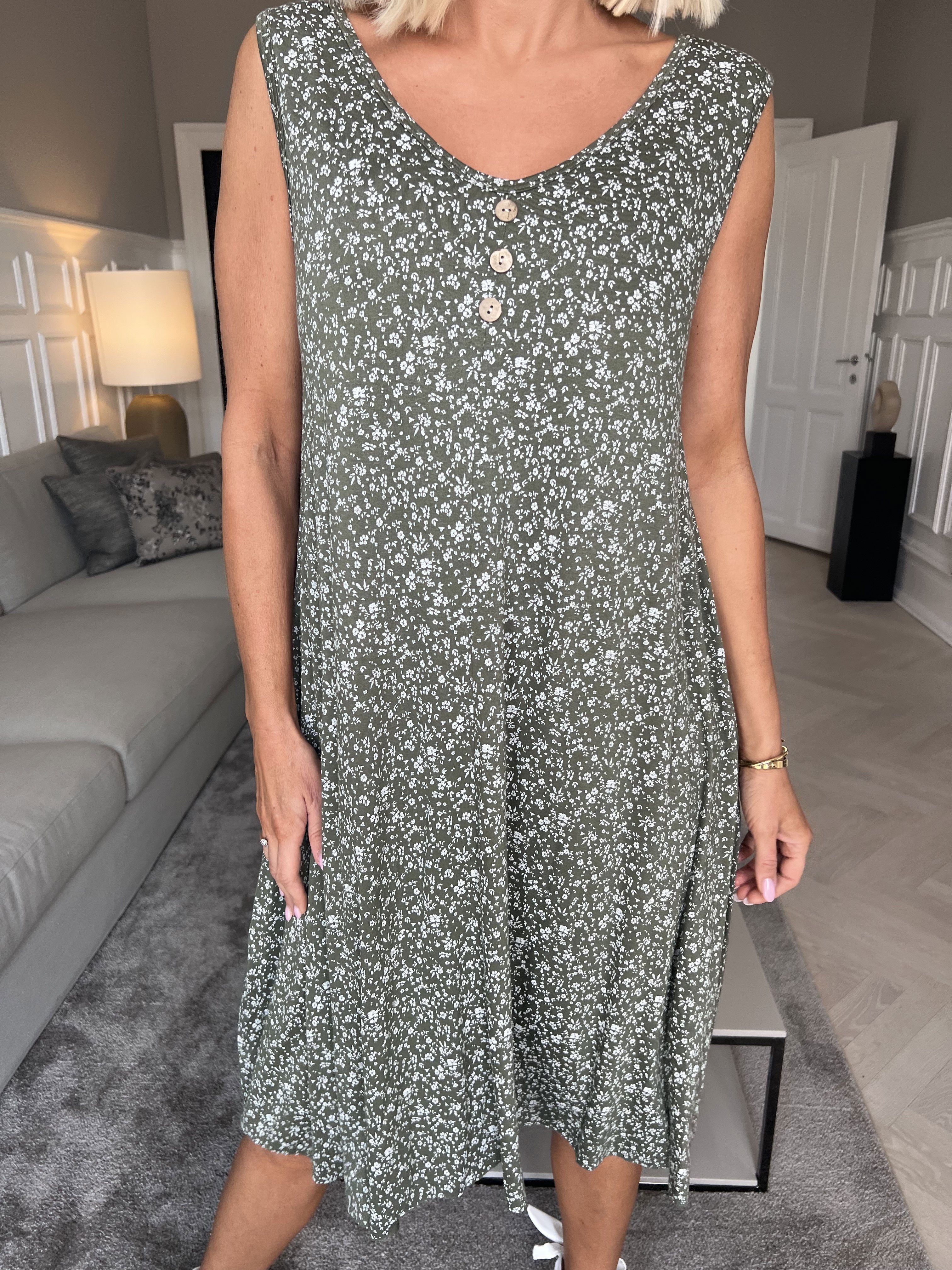 Astrid - Sød sommerkjole i viskose med småt blomsterprint